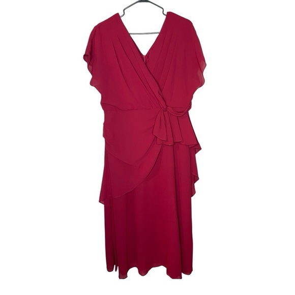 Elegant Red Midi Dress - Picture 2 of 9